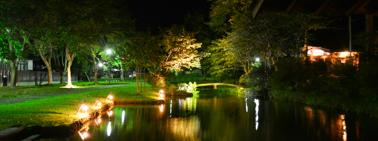 八幡公園の美しい水辺の奥には八幡神社が感じられる。